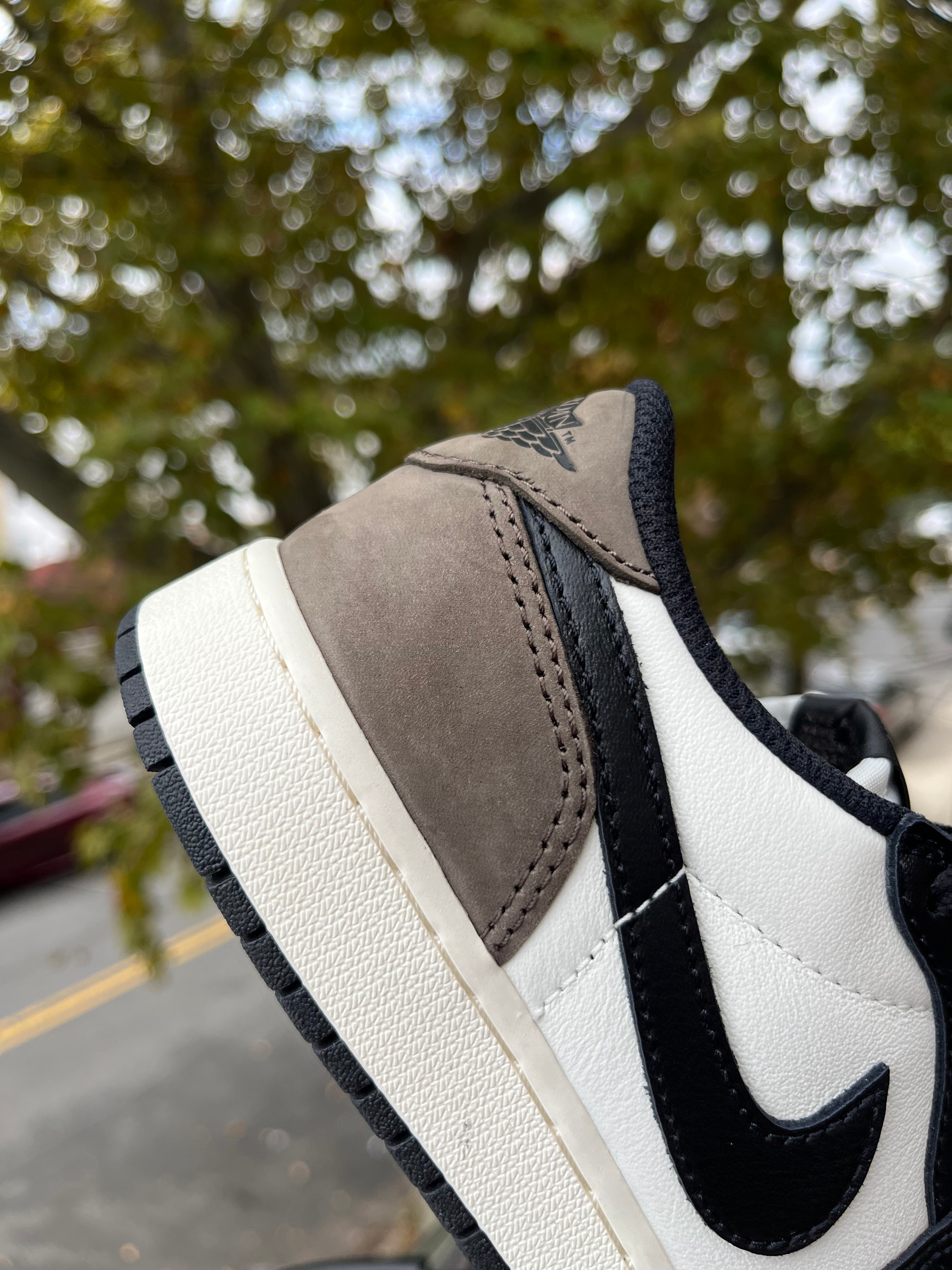 JORDAN 1 LOW MOCHA