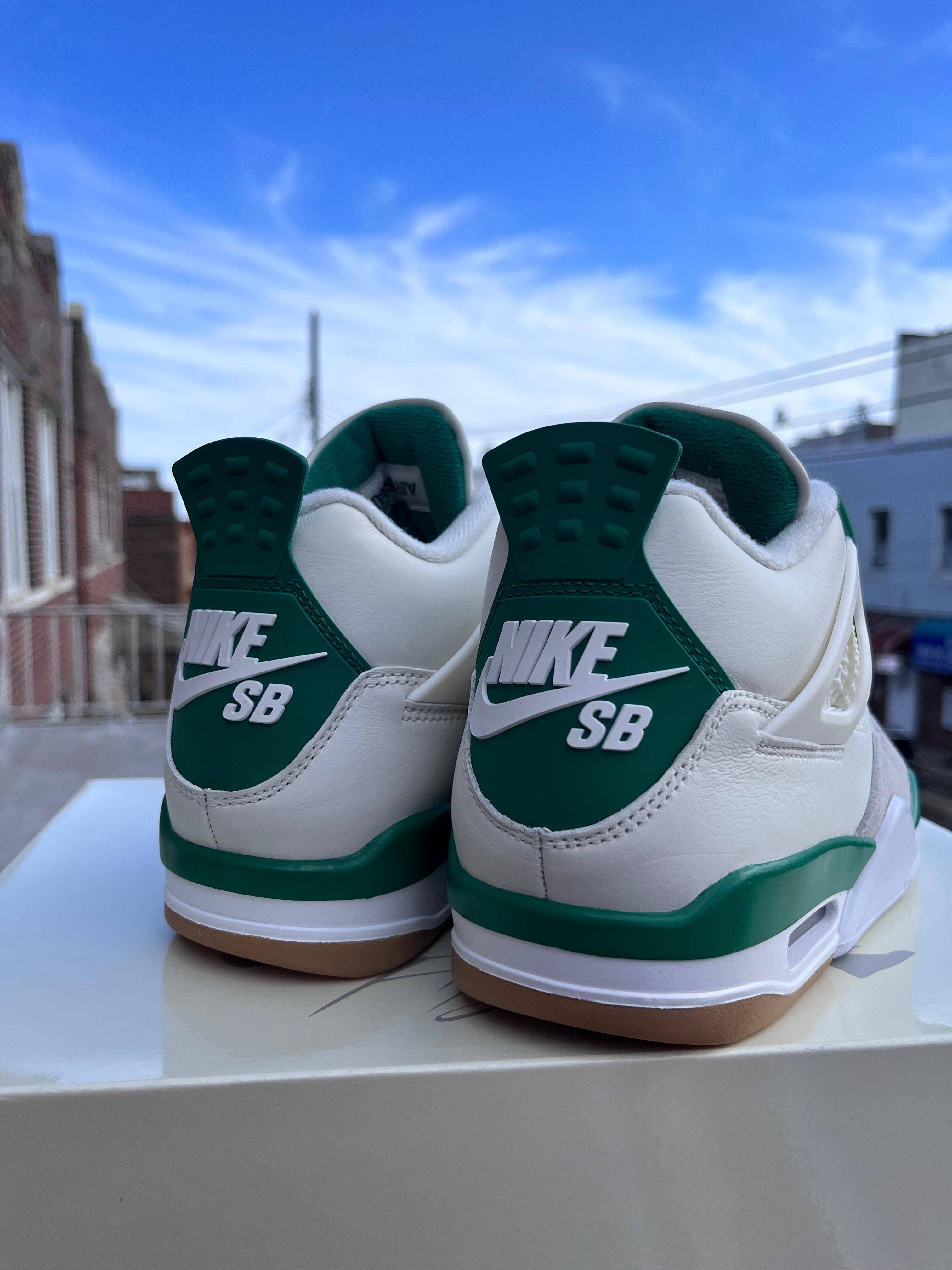Jordan 4 Retro SB VERDE PINO